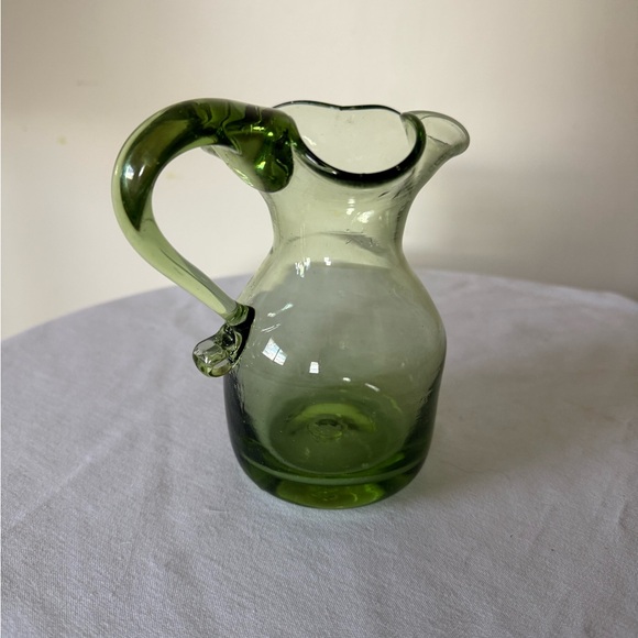 VINTAGE Jamestown Virginia Glasshouse Hand Blown Green Glass Pitcher 5" creamer - Picture 6 of 7